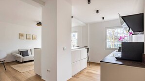 Un apartamento moderno con sala de estar, cocina y comedor.
