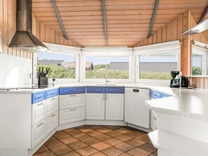 Kühlschrank, Mikrowelle, Geschirrspüler, Kochgeschirr/Geschirr/Besteck