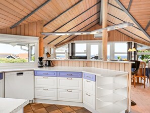 Kühlschrank, Mikrowelle, Geschirrspüler, Kochgeschirr/Geschirr/Besteck