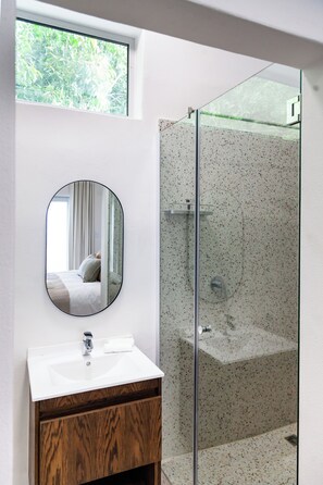 Luxury Double Room | Bathroom | Shower, hair dryer, towels, soap - Skinkikofi Guest House (Paarl)