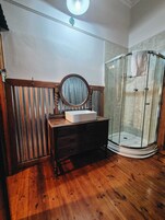 奢华双床房 | 浴室 | 淋浴设施、吹风机、毛巾、肥皂