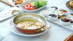 Bao gồm bữa sáng đặc sản địa phương hàng ngày 
