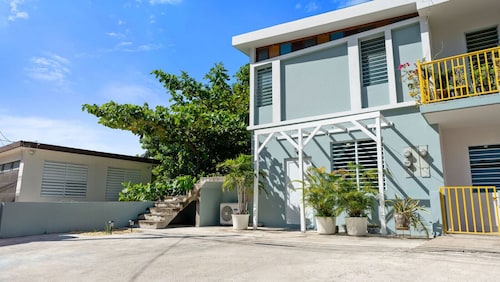 Dowtown Studio Walkable to Town and Beach