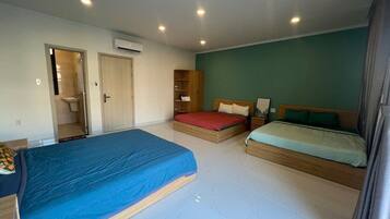 Phòng 3 dành cho gia đình, ban công, quang cảnh thành phố | Màn/rèm cản sáng, truy cập Internet không dây miễn phí, bộ trải giường