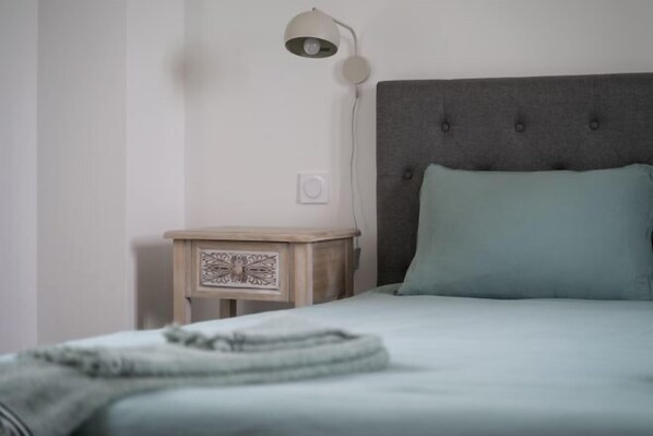 Cribs/infant beds
