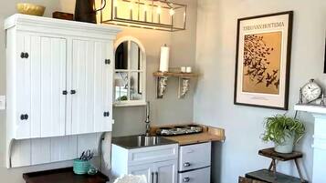 Kjøleskap, mikrobølgeovn, kaffetrakter/tekoker og vannkoker