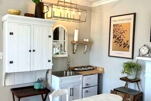 Kühlschrank, Mikrowelle, Wasserkocher mit Kaffee-/Teezubehör