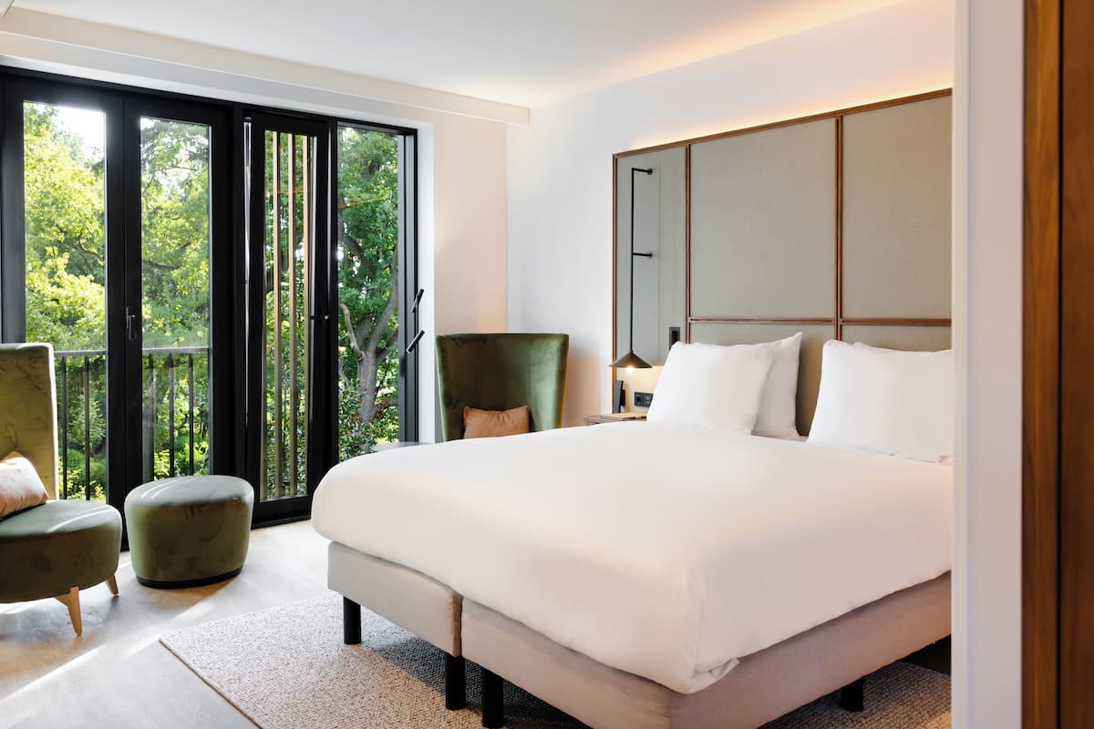 Premium bedding, free minibar, in-room safe, soundproofing