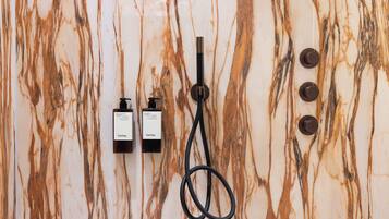 Bañera y ducha independientes y cabezal de ducha tipo lluvia