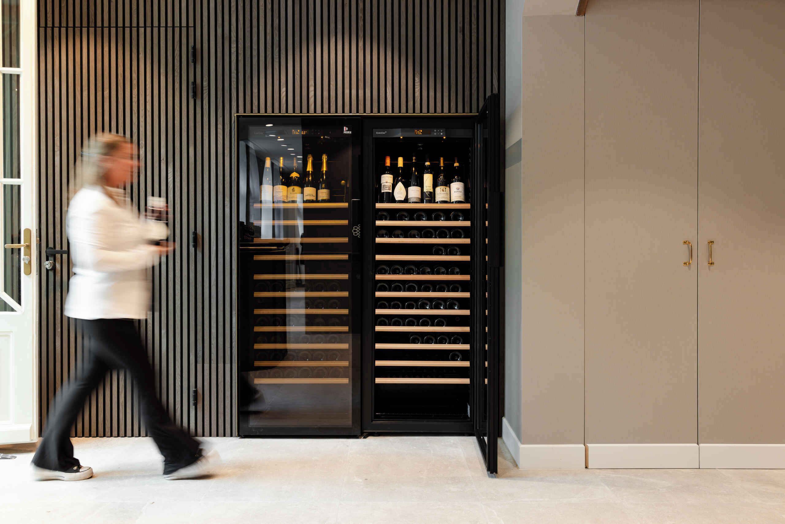 Een modern interieur met een wijnkoeler en een groot kast.