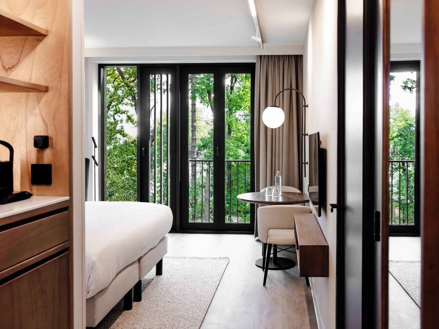 Kamar Double Deluks | Seprai premium, minibar, brankas, dan kedap suara