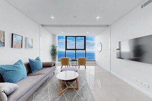 Smart TV - Meriton Level 65 Oceanfront 2BR – Panoramic Views (Gold Coast)