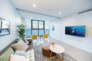 Smart TV - Meriton Level 65 Oceanfront 2BR – Panoramic Views (Gold Coast)