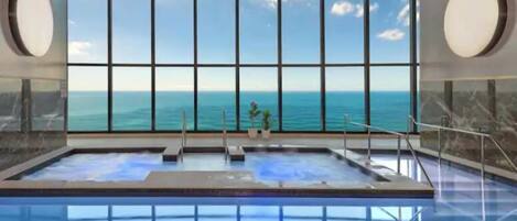 Una piscina techada, una piscina al aire libre