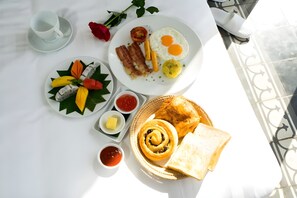 Chambre, 1 chambre, fumeurs, patio | Repas de petit déjeuner