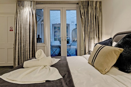 Apartment, 1 Bedroom | 1 bedroom, iron/ironing board, free WiFi