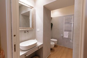 Douche, sèche-cheveux, bidet, serviettes fournies