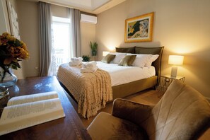 1 chambre, bureau, fer et planche à repasser, lit parapluie
