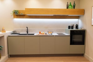 Kühlschrank, Ofen, Herdplatte, Wasserkocher