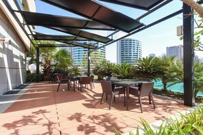Outdoor dining - studio in dubai downtown near dubai mall (Dubai)