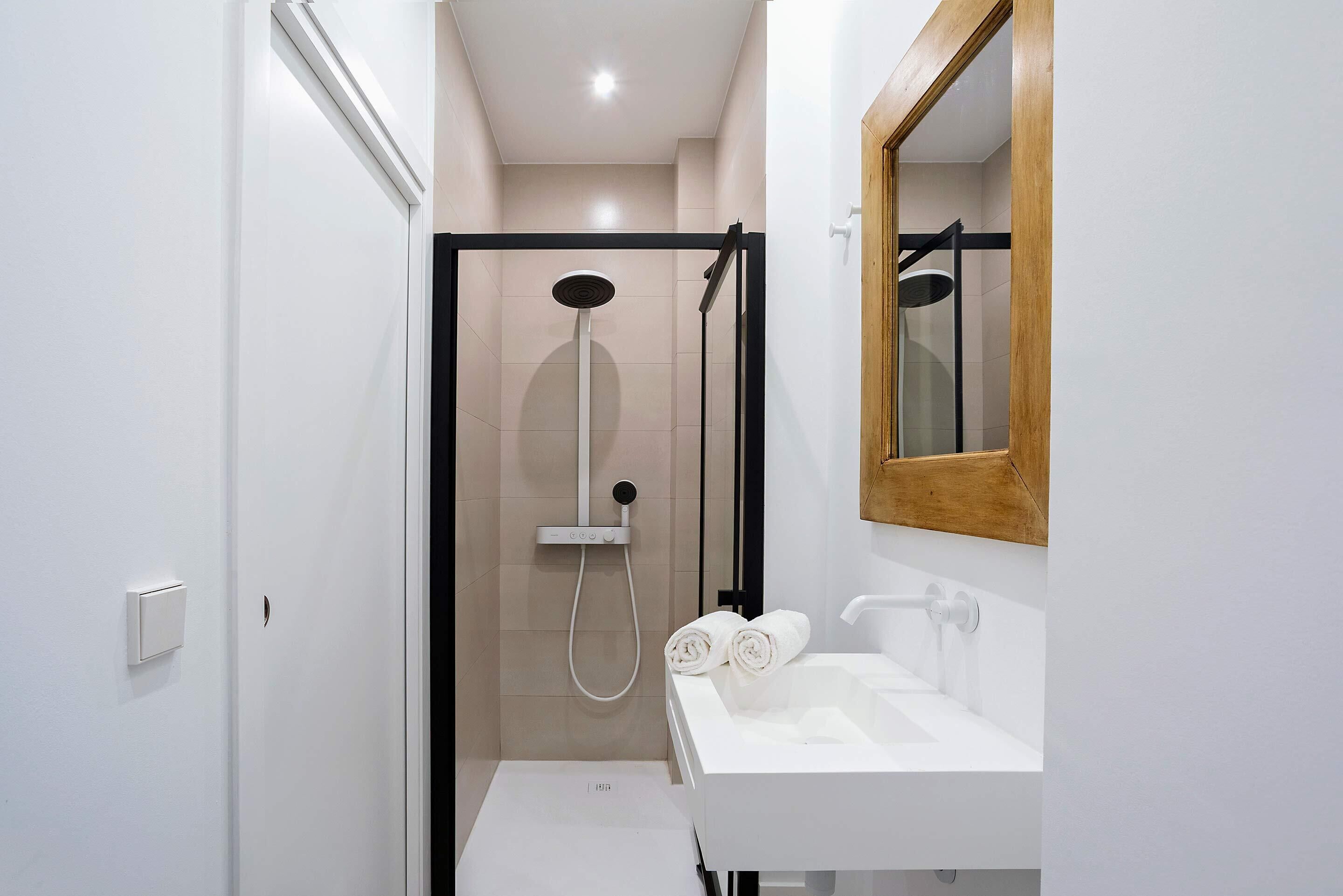 Apartamento (1 Bedroom) | Banheiro | Chuveiro, secador de cabelo, toalhas de banho, sabonete