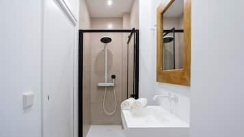 Apartamento (1 Bedroom) | Banheiro | Chuveiro, secador de cabelo, toalhas de banho, sabonete