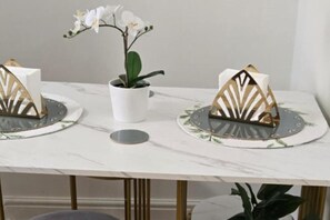 Dining - Glams Cozy City Apartment in Wolverhampton (Wolverhampton)