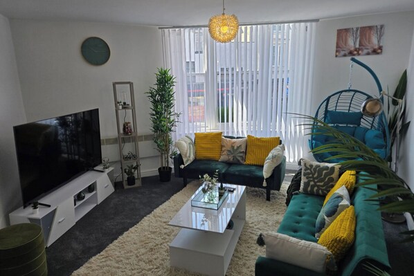 Apartment | Living area - Glams Cozy City Apartment in Wolverhampton (Wolverhampton)