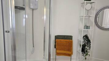Apartment | Bathroom | Shower, towels
