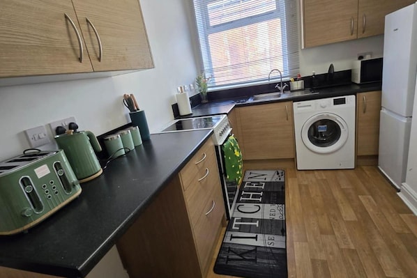 Réfrigérateur, micro-ondes, four, plaque de cuisson