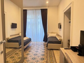 Phòng 4 tiện nghi đơn giản, 1 phòng ngủ, ban công, quang cảnh thành phố | Két bảo mật tại phòng, màn/rèm cản sáng, bàn ủi/dụng cụ ủi quần áo