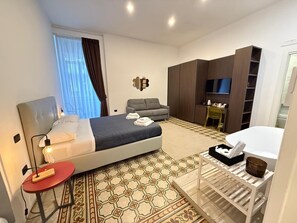 Chambre quadruple Deluxe, balcon, vue sur la ville | Coffre-fort, rideaux d’obscurcissement, fer et planche à repasser