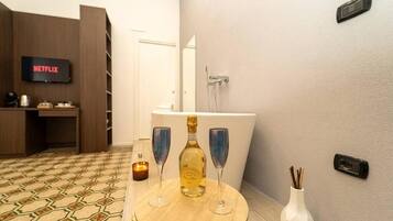 华丽四人房, 阳台, 城市景观 | 客房内保险箱、遮光窗帘、熨斗/熨衣板、免费 WiFi