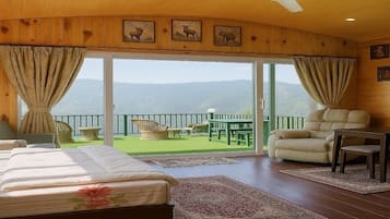 标准村舍, 阳台, 山景 | 1 多间卧室、办公桌、熨斗/熨板、免费 WiFi