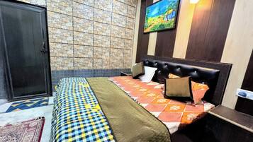 9 bedrooms, iron/ironing board, WiFi, bed sheets