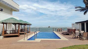 Innendørs-/utendørsbasseng