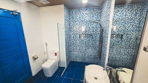 Perlengkapan mandi gratis, pengering rambut, handuk, dan sabun