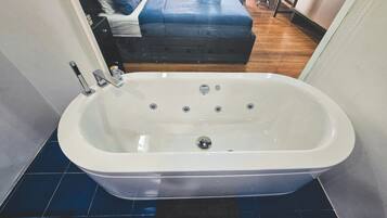 Kostenlose Toilettenartikel, Haartrockner, Handtücher, Seife