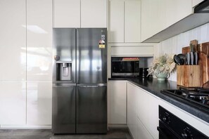 Kjøleskap, mikrobølgeovn, ovn og kokeplater