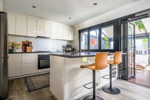 Kylskåp, mikrovågsugn, ugn och spishäll