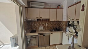 Frigorifero, microonde, forno, piano cottura
