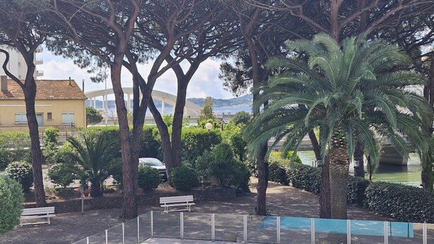 A park with benches, trees, and a bridge in the background. - STUDIO + SLEEPING AREA CLOSE TO SHOPS AND BEACHES (Sainte-Maxime)