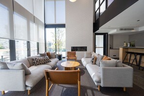 TV, stereo - Burwood Boulevard Beauty (Burwood East)