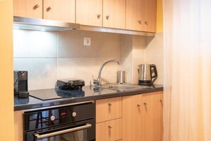 Fridge, oven, coffee/tea maker, electric kettle