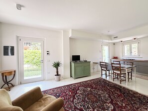 Smart TV - Beautiful apartment in Borgoparvo Countryvilla, between Sirolo and Numana (Ancona)