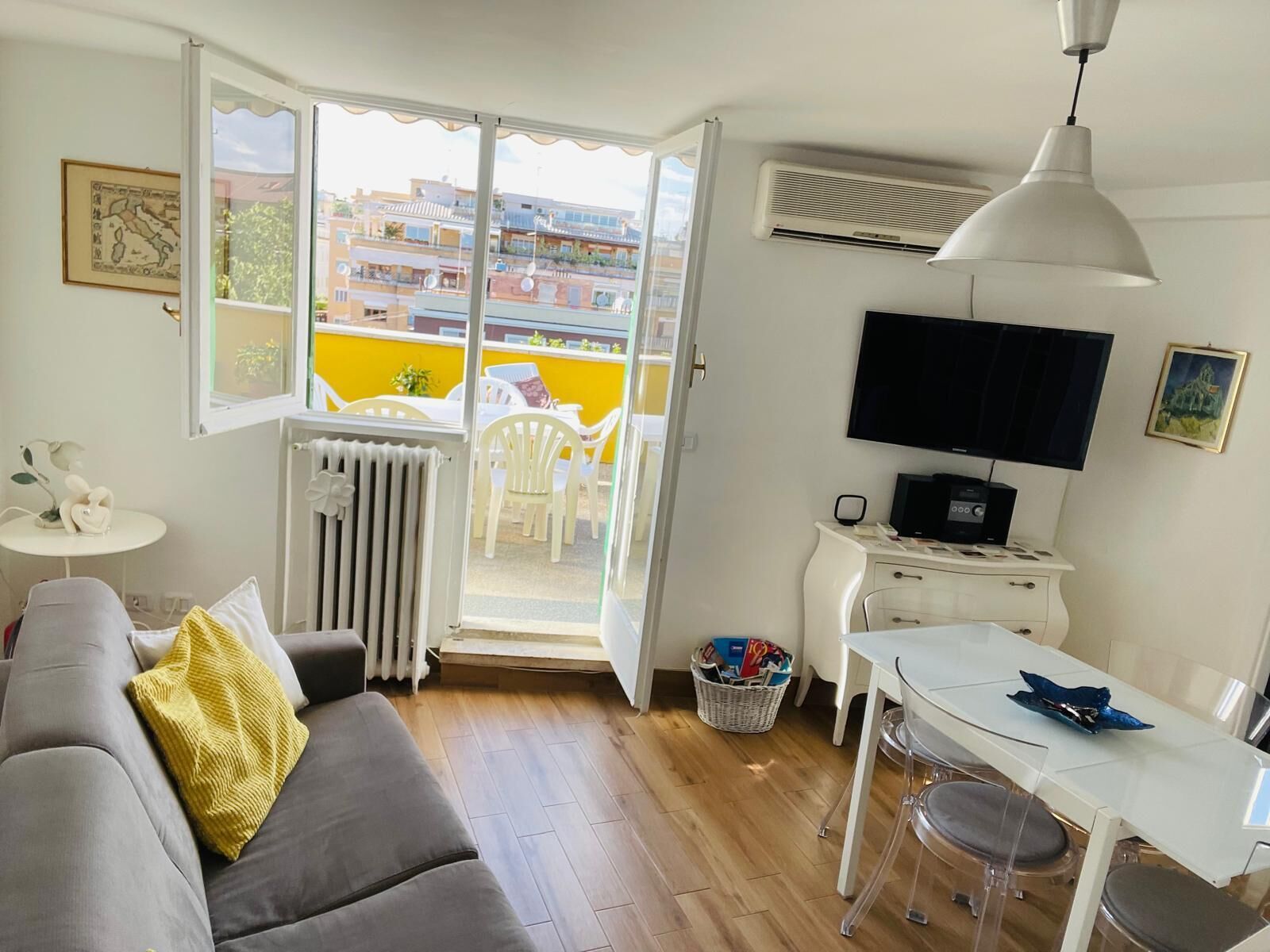 Fernseher, Bücher, Stereoanlage