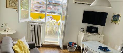 Fernseher, Bücher, Stereoanlage