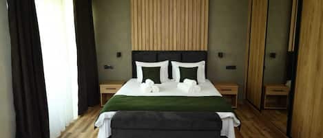 办公桌、笔记本电脑工作区、免费 WiFi