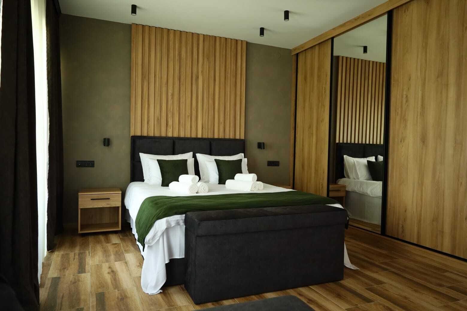 Desk, laptop workspace, soundproofing, free WiFi