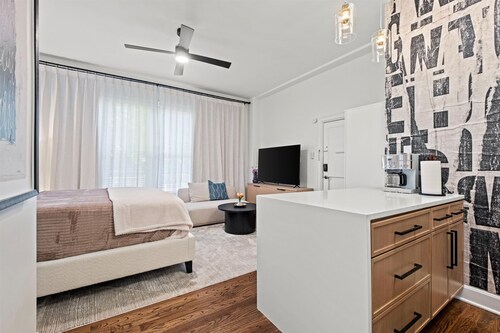 Plaza Edition - Bright and modern studio w/ king bed walkable to Plaza and Nelson